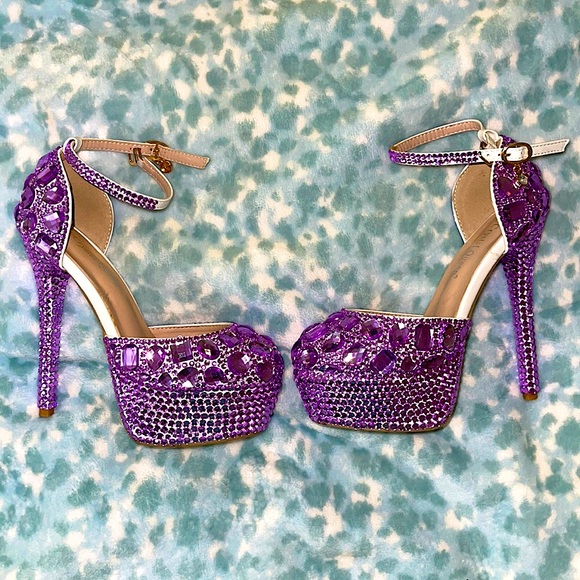 💜💜Purple Stunner rhinestone heels size 6 with hearts - Picture 3 of 7